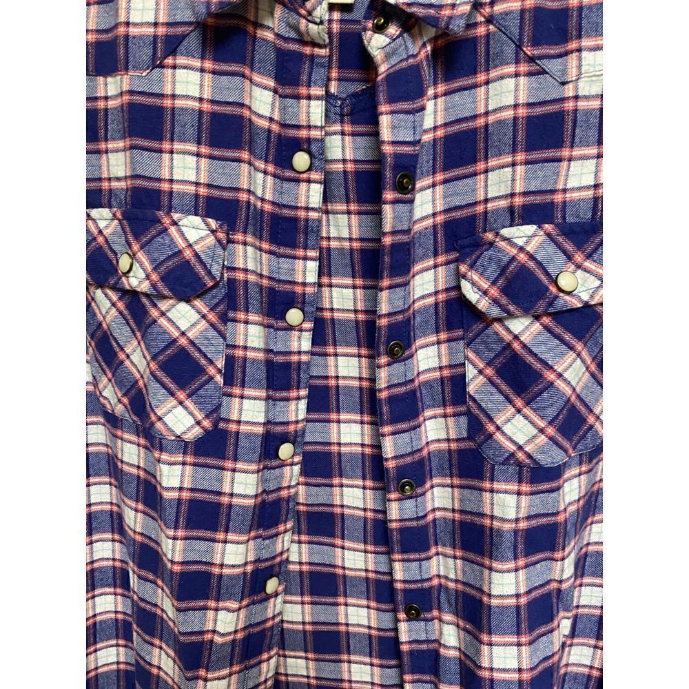 Forever21 flannel shirt with pearl snap buttons - Picture 2 of 5